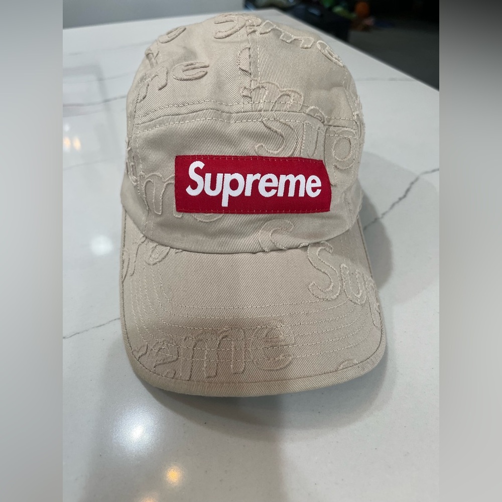 Like new!!!! Supreme baseball cap. Authentic and flawless!